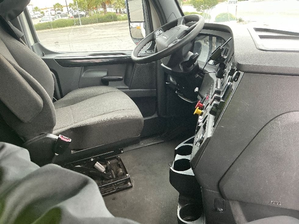 Sleeper Tractor-Heavy Duty Tractors-Freightliner-2023-T12664ST-Fontana-CA-679,419\n\t\tmiles-$ 57,000 - Image 15