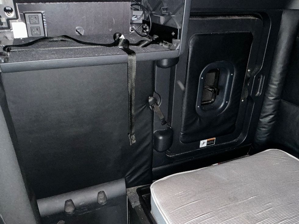 Sleeper Tractor-Heavy Duty Tractors-Freightliner-2023-T12664ST-Fontana-CA-679,419\n\t\tmiles-$ 57,000 - Image 19