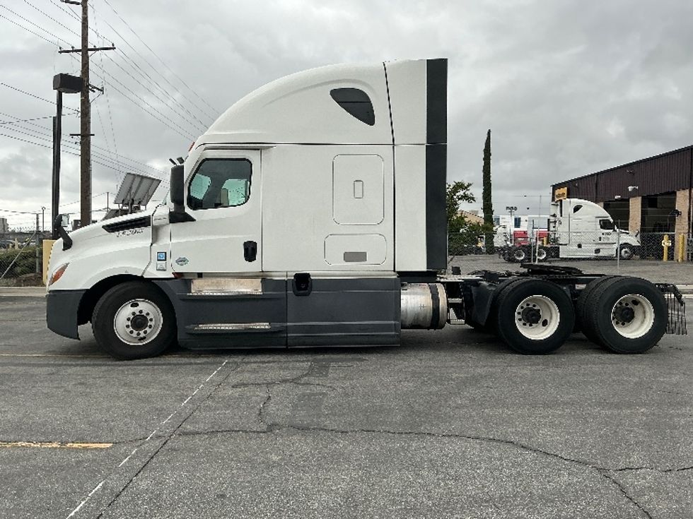 Sleeper Tractor-Heavy Duty Tractors-Freightliner-2023-T12664ST-Fontana-CA-679,419\n\t\tmiles-$ 57,000 - Image 4