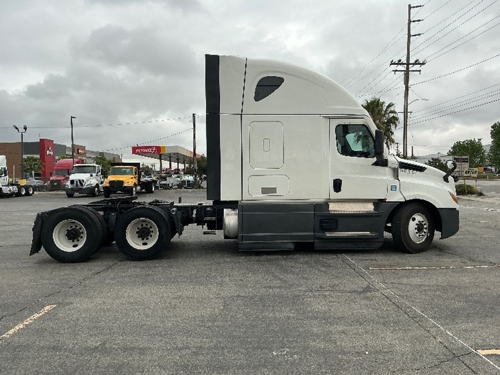 Sleeper Tractor-Heavy Duty Tractors-Freightliner-2023-T12664ST-Fontana-CA-679,419\n\t\tmiles-$ 57,000 - Image 8