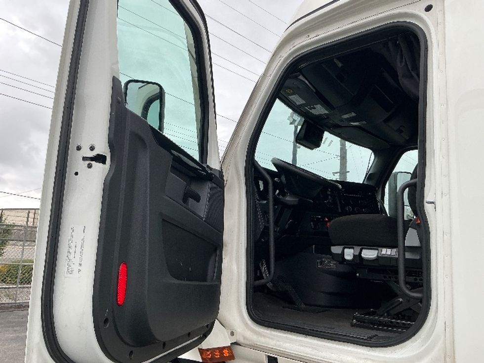 Sleeper Tractor-Heavy Duty Tractors-Freightliner-2023-T12664ST-Fontana-CA-679,419\n\t\tmiles-$ 57,000 - Image 9