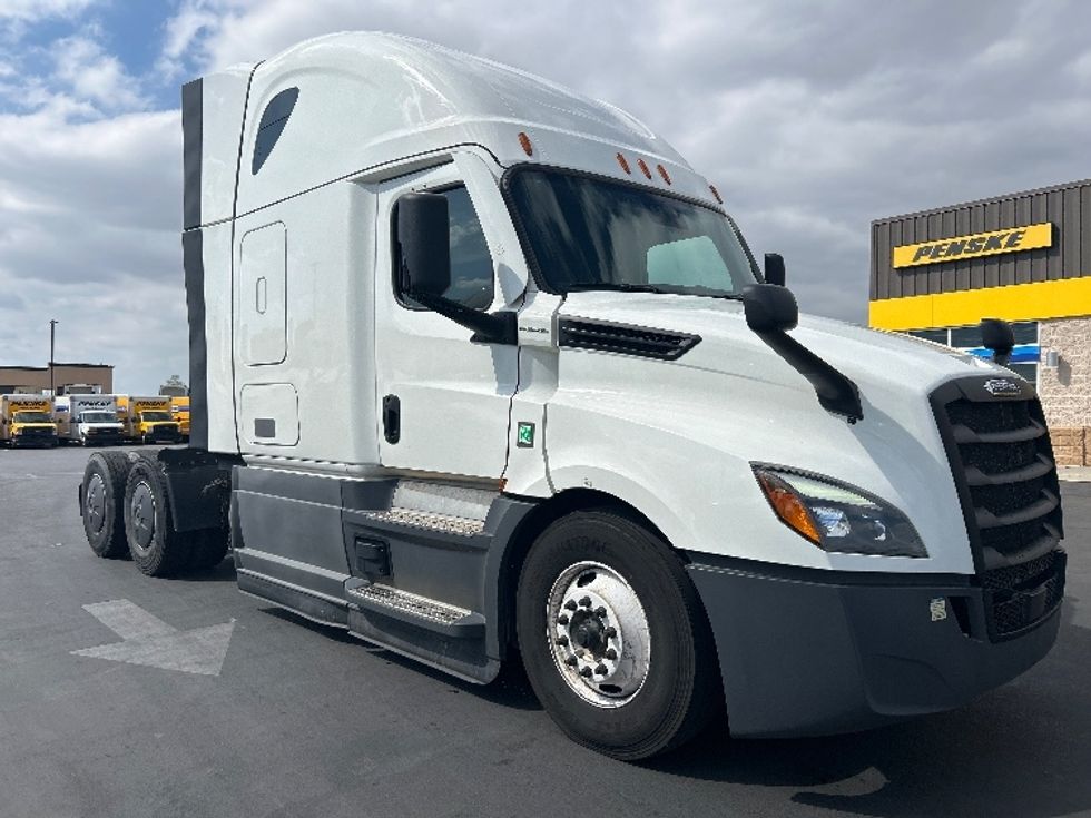 Sleeper Tractor-Heavy Duty Tractors-Freightliner-2023-T12664ST-Fontana-CA-688,781\n\t\tmiles-$ 60,000 - Image 1