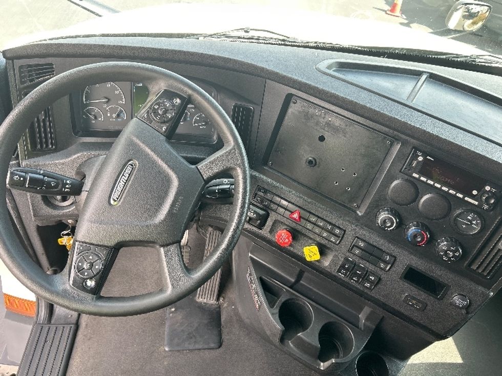 Sleeper Tractor-Heavy Duty Tractors-Freightliner-2023-T12664ST-Fontana-CA-688,781\n\t\tmiles-$ 60,000 - Image 11