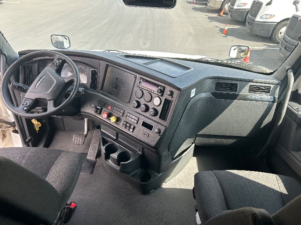 Sleeper Tractor-Heavy Duty Tractors-Freightliner-2023-T12664ST-Fontana-CA-688,781\n\t\tmiles-$ 60,000 - Image 12
