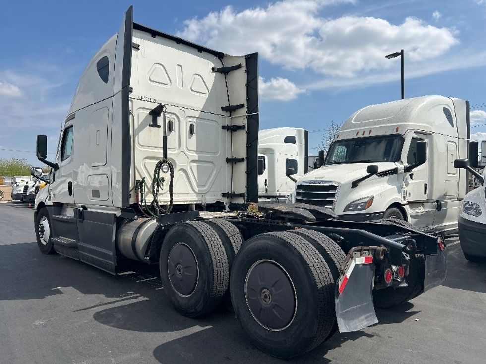Sleeper Tractor-Heavy Duty Tractors-Freightliner-2023-T12664ST-Fontana-CA-688,781\n\t\tmiles-$ 60,000 - Image 5