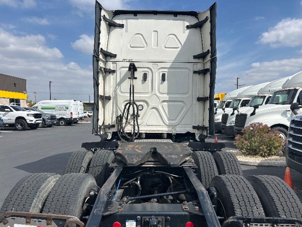 Sleeper Tractor-Heavy Duty Tractors-Freightliner-2023-T12664ST-Fontana-CA-688,781\n\t\tmiles-$ 60,000 - Image 6