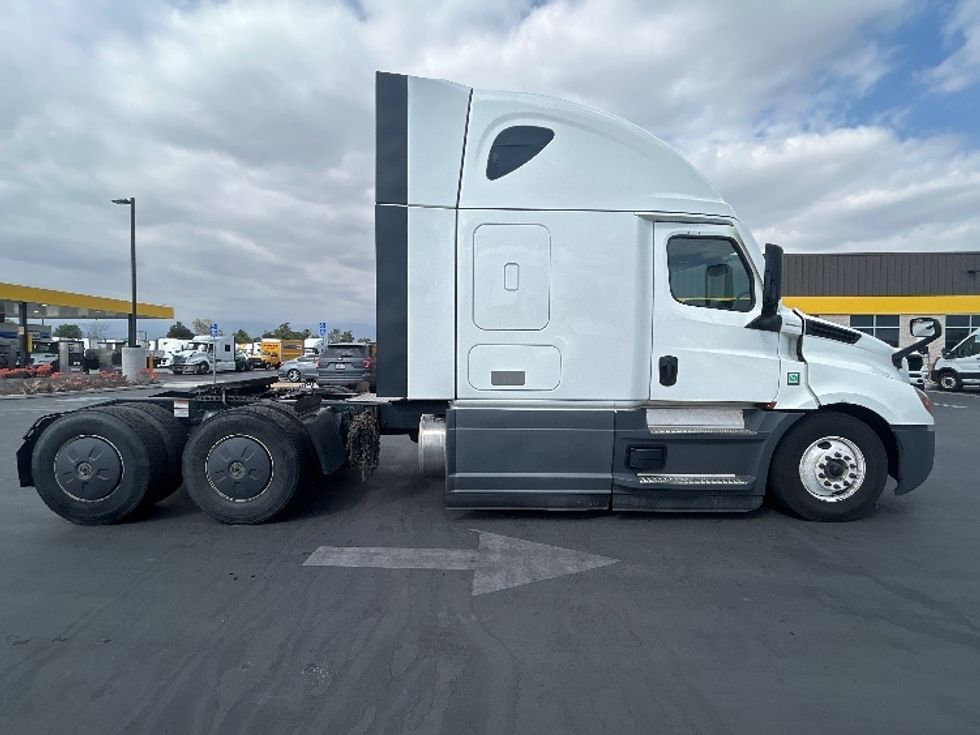Sleeper Tractor-Heavy Duty Tractors-Freightliner-2023-T12664ST-Fontana-CA-688,781\n\t\tmiles-$ 60,000 - Image 8