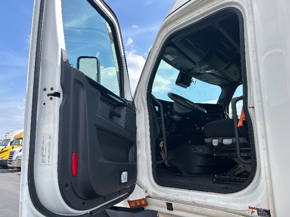 Sleeper Tractor-Heavy Duty Tractors-Freightliner-2023-T12664ST-Fontana-CA-688,781\n\t\tmiles-$ 60,000 - Image 9
