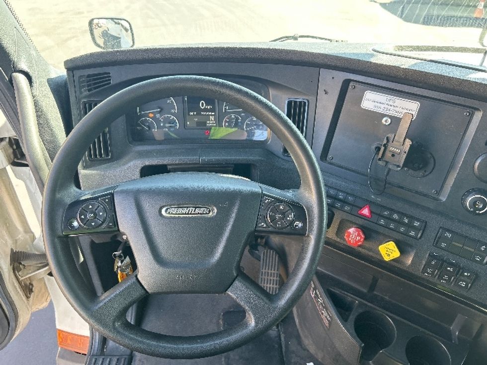 Sleeper Tractor-Heavy Duty Tractors-Freightliner-2023-T12664ST-Fontana-CA-702,605\n\t\tmiles-$ 58,500 - Image 11
