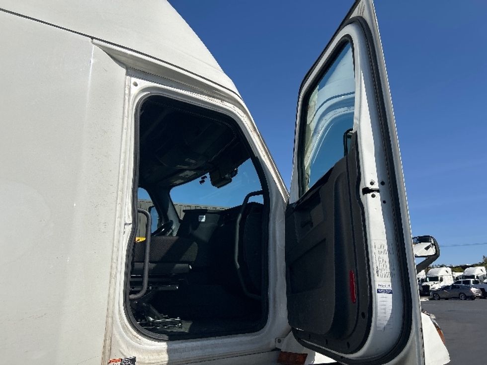 Sleeper Tractor-Heavy Duty Tractors-Freightliner-2023-T12664ST-Fontana-CA-702,605\n\t\tmiles-$ 58,500 - Image 13