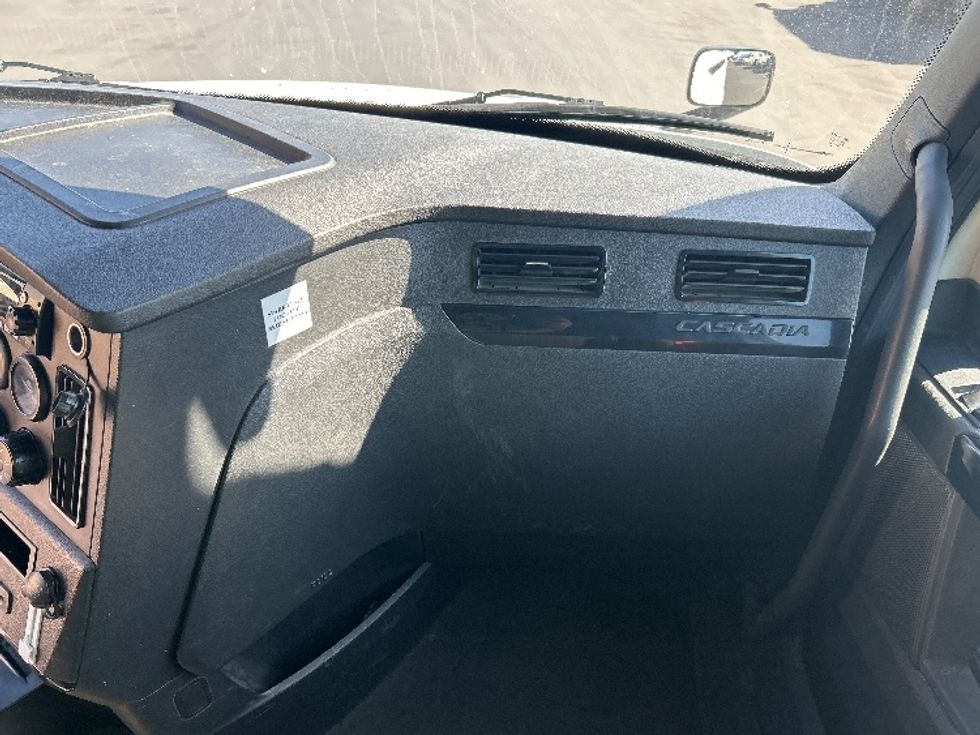 Sleeper Tractor-Heavy Duty Tractors-Freightliner-2023-T12664ST-Fontana-CA-702,605\n\t\tmiles-$ 58,500 - Image 14