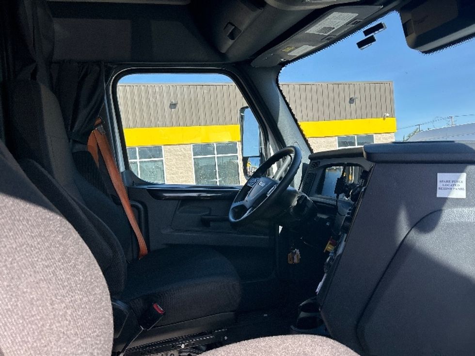 Sleeper Tractor-Heavy Duty Tractors-Freightliner-2023-T12664ST-Fontana-CA-702,605\n\t\tmiles-$ 58,500 - Image 15