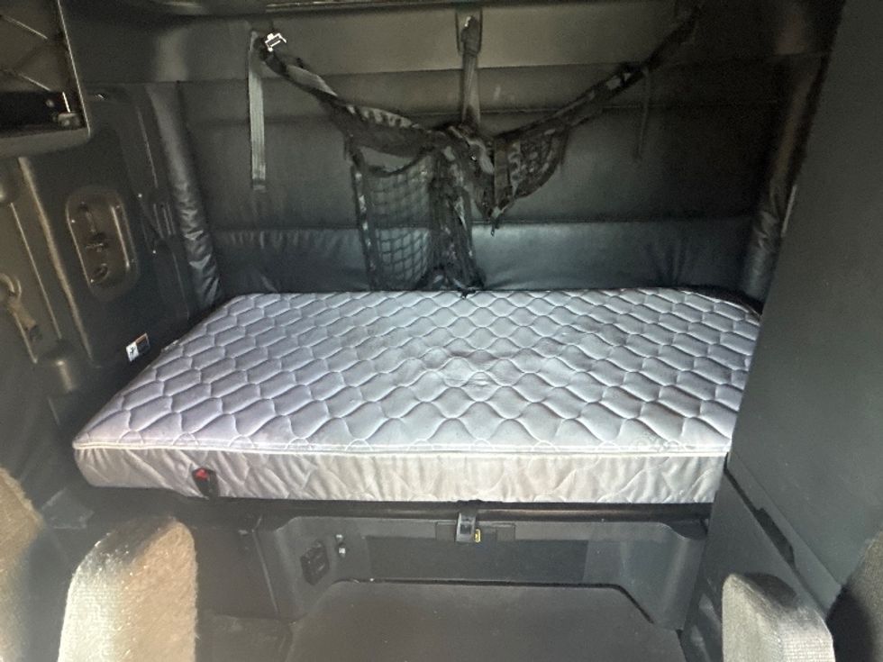 Sleeper Tractor-Heavy Duty Tractors-Freightliner-2023-T12664ST-Fontana-CA-702,605\n\t\tmiles-$ 58,500 - Image 17