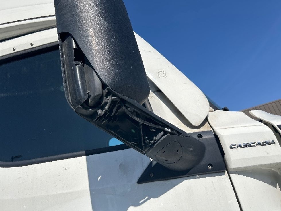 Sleeper Tractor-Heavy Duty Tractors-Freightliner-2023-T12664ST-Fontana-CA-702,605\n\t\tmiles-$ 58,500 - Image 22