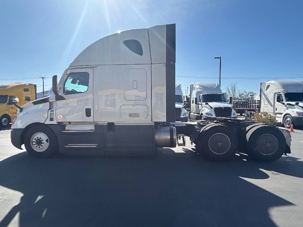 Sleeper Tractor-Heavy Duty Tractors-Freightliner-2023-T12664ST-Fontana-CA-702,605\n\t\tmiles-$ 58,500 - Image 4