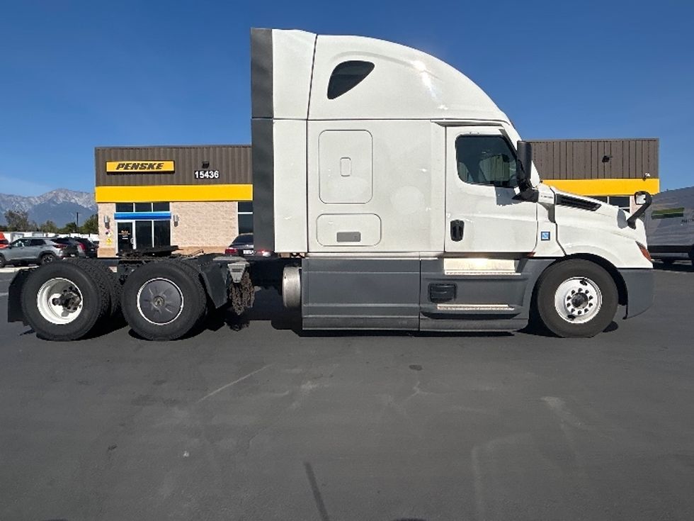 Sleeper Tractor-Heavy Duty Tractors-Freightliner-2023-T12664ST-Fontana-CA-702,605\n\t\tmiles-$ 58,500 - Image 8