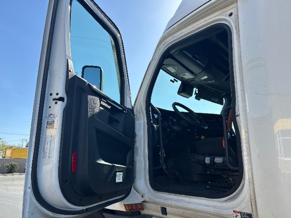 Sleeper Tractor-Heavy Duty Tractors-Freightliner-2023-T12664ST-Fontana-CA-702,605\n\t\tmiles-$ 58,500 - Image 9