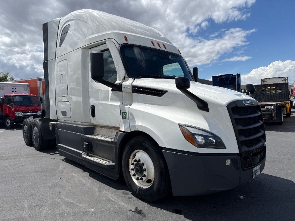 Sleeper Tractor-Heavy Duty Tractors-Freightliner-2023-T12664ST-Fontana-CA-704,585\n\t\tmiles-$ 56,250 - Image 1