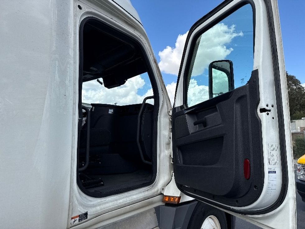 Sleeper Tractor-Heavy Duty Tractors-Freightliner-2023-T12664ST-Fontana-CA-704,585\n\t\tmiles-$ 56,250 - Image 13