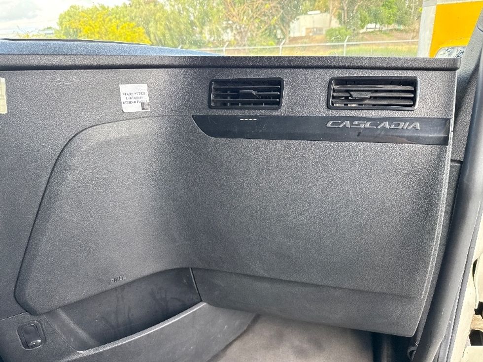 Sleeper Tractor-Heavy Duty Tractors-Freightliner-2023-T12664ST-Fontana-CA-704,585\n\t\tmiles-$ 56,250 - Image 14