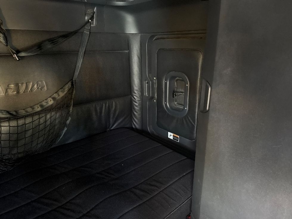 Sleeper Tractor-Heavy Duty Tractors-Freightliner-2023-T12664ST-Fontana-CA-704,585\n\t\tmiles-$ 56,250 - Image 17