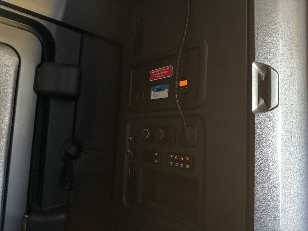 Sleeper Tractor-Heavy Duty Tractors-Freightliner-2023-T12664ST-Fontana-CA-704,585\n\t\tmiles-$ 56,250 - Image 18