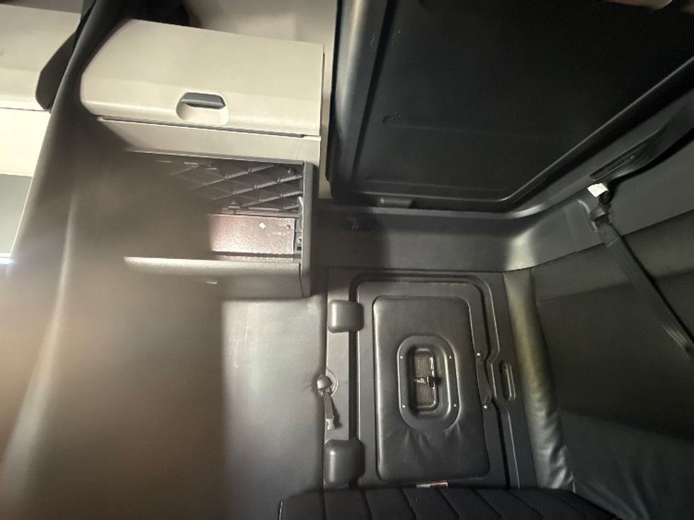 Sleeper Tractor-Heavy Duty Tractors-Freightliner-2023-T12664ST-Fontana-CA-704,585\n\t\tmiles-$ 56,250 - Image 19