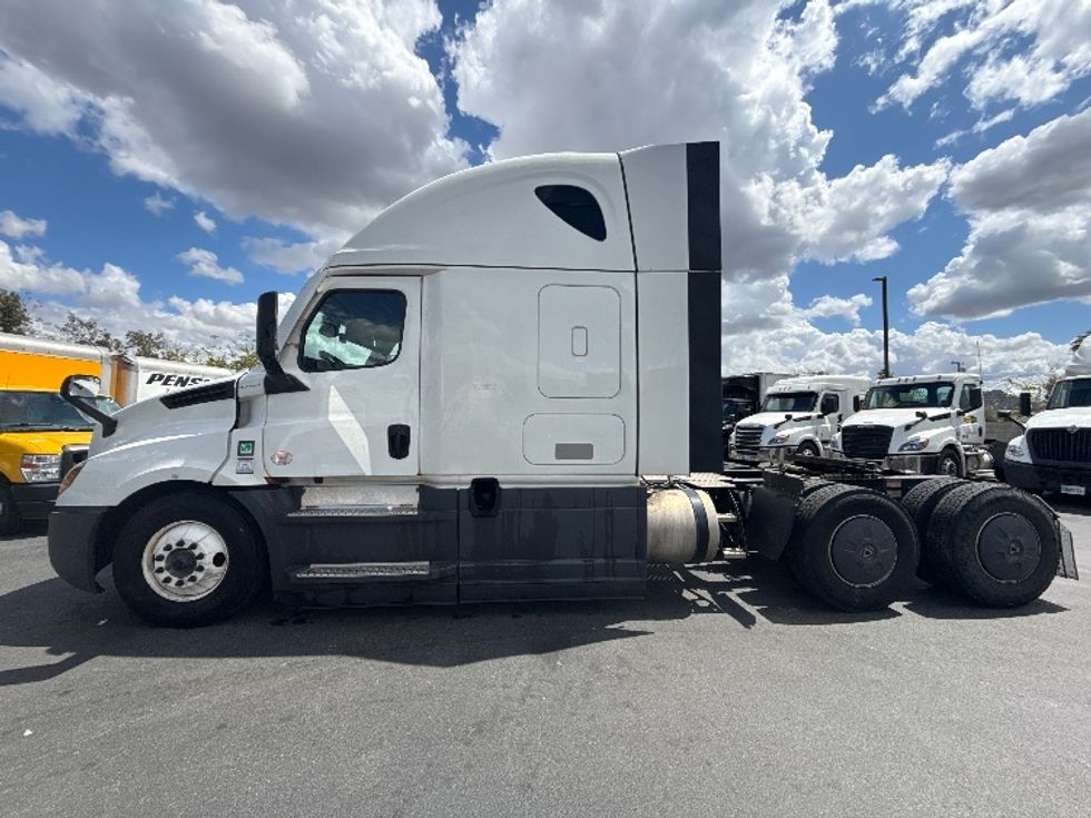 Sleeper Tractor-Heavy Duty Tractors-Freightliner-2023-T12664ST-Fontana-CA-704,585\n\t\tmiles-$ 56,250 - Image 4