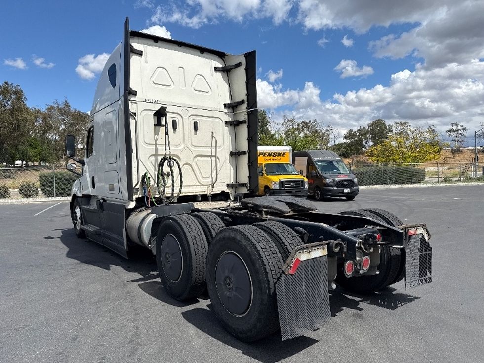 Sleeper Tractor-Heavy Duty Tractors-Freightliner-2023-T12664ST-Fontana-CA-704,585\n\t\tmiles-$ 56,250 - Image 5