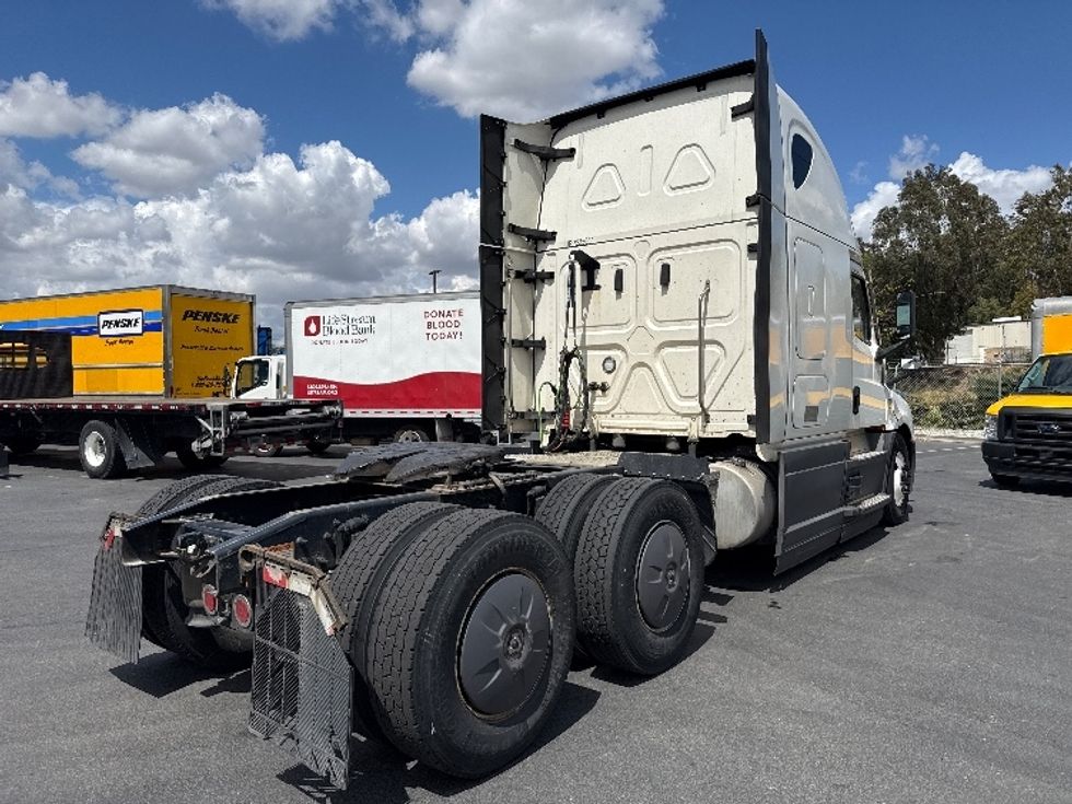 Sleeper Tractor-Heavy Duty Tractors-Freightliner-2023-T12664ST-Fontana-CA-704,585\n\t\tmiles-$ 56,250 - Image 7