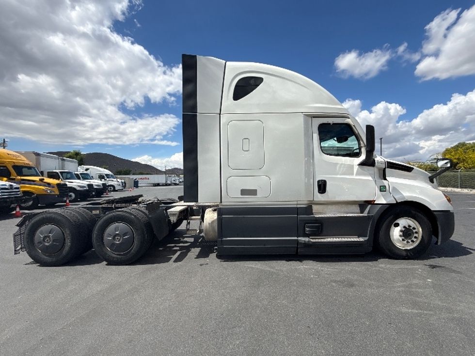 Sleeper Tractor-Heavy Duty Tractors-Freightliner-2023-T12664ST-Fontana-CA-704,585\n\t\tmiles-$ 56,250 - Image 8