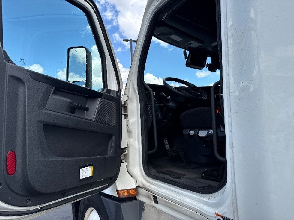 Sleeper Tractor-Heavy Duty Tractors-Freightliner-2023-T12664ST-Fontana-CA-704,585\n\t\tmiles-$ 56,250 - Image 9