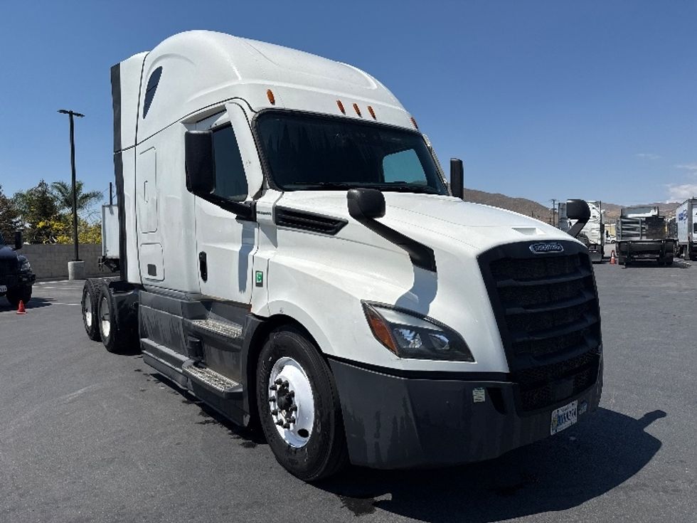 Sleeper Tractor-Heavy Duty Tractors-Freightliner-2023-T12664ST-Fontana-CA-732,558\n\t\tmiles-$ 53,000 - Image 1