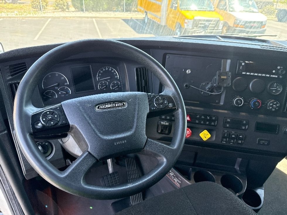 Sleeper Tractor-Heavy Duty Tractors-Freightliner-2023-T12664ST-Fontana-CA-732,558\n\t\tmiles-$ 53,000 - Image 11