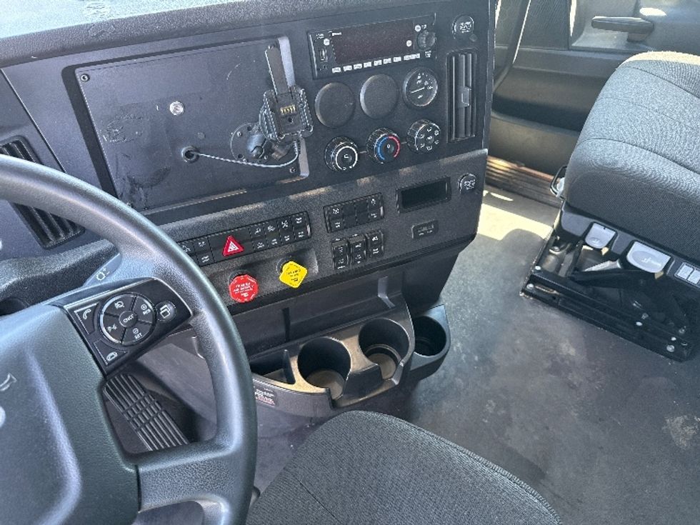 Sleeper Tractor-Heavy Duty Tractors-Freightliner-2023-T12664ST-Fontana-CA-732,558\n\t\tmiles-$ 53,000 - Image 12