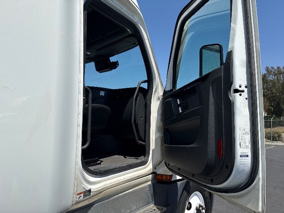 Sleeper Tractor-Heavy Duty Tractors-Freightliner-2023-T12664ST-Fontana-CA-732,558\n\t\tmiles-$ 53,000 - Image 13