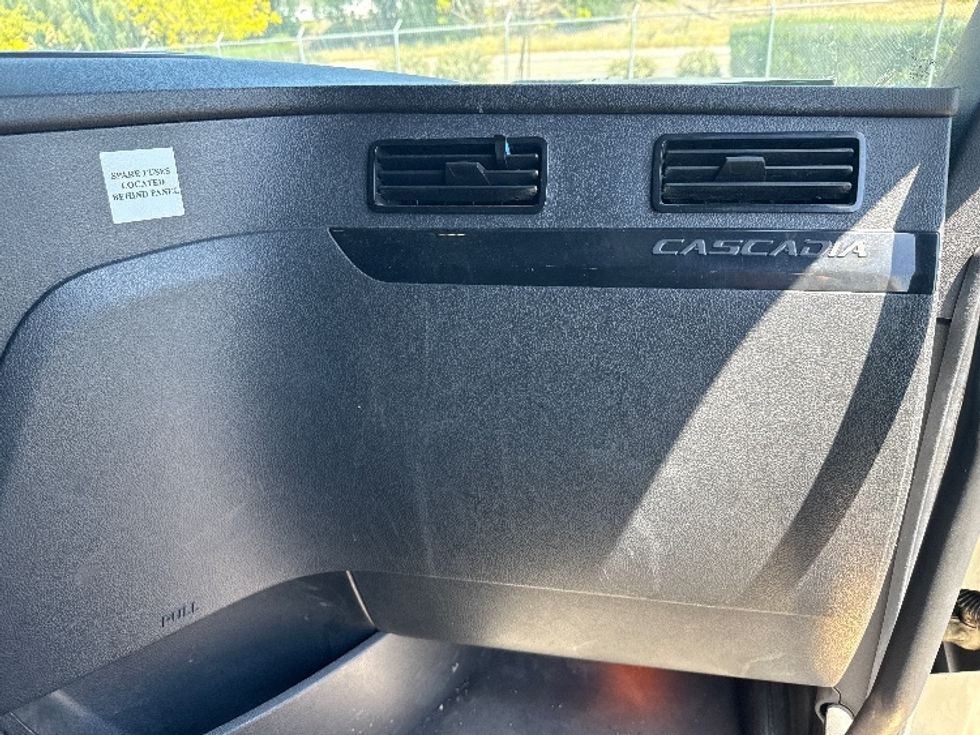 Sleeper Tractor-Heavy Duty Tractors-Freightliner-2023-T12664ST-Fontana-CA-732,558\n\t\tmiles-$ 53,000 - Image 14