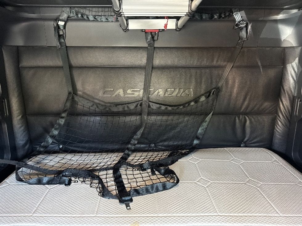 Sleeper Tractor-Heavy Duty Tractors-Freightliner-2023-T12664ST-Fontana-CA-732,558\n\t\tmiles-$ 53,000 - Image 16