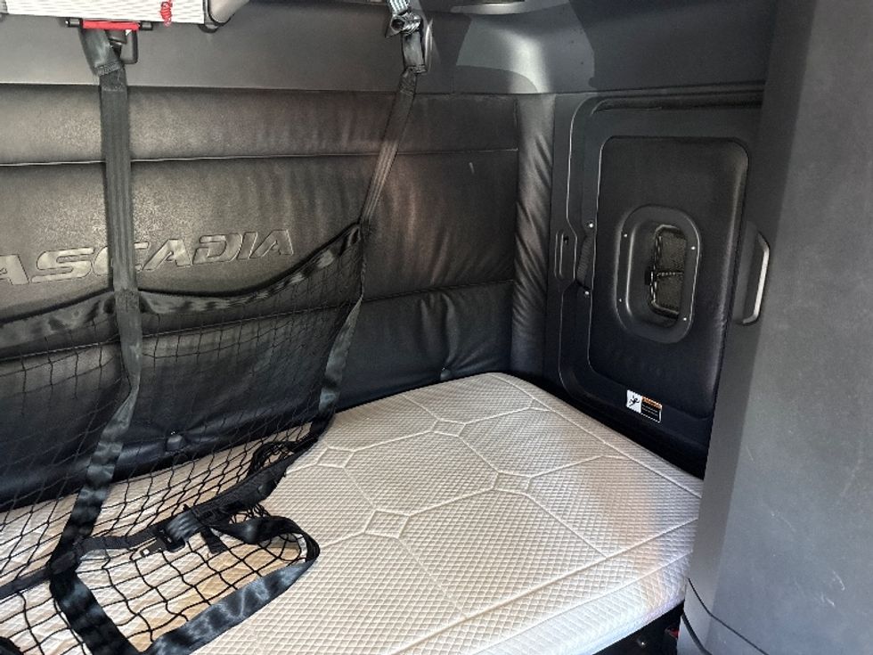 Sleeper Tractor-Heavy Duty Tractors-Freightliner-2023-T12664ST-Fontana-CA-732,558\n\t\tmiles-$ 53,000 - Image 17