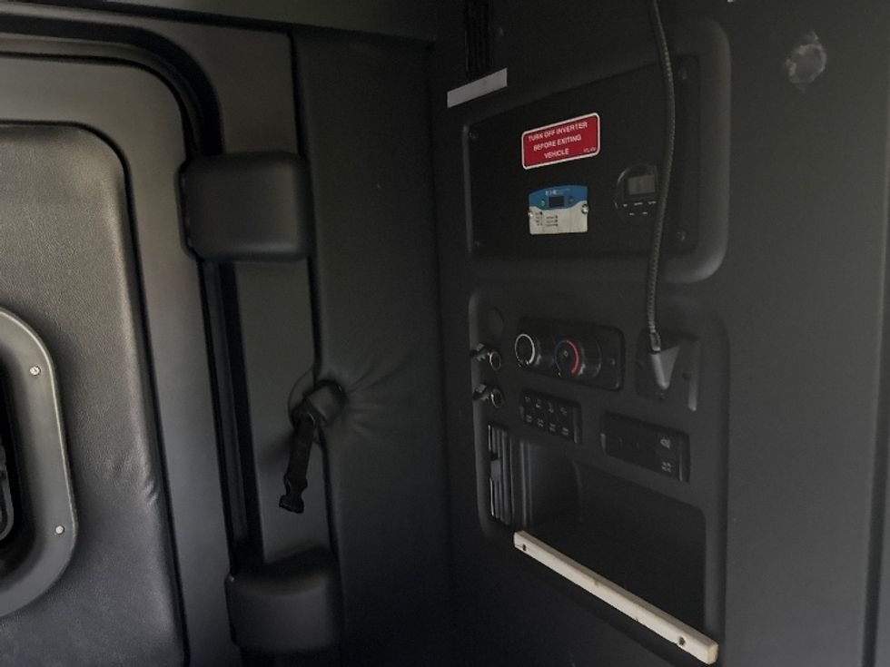 Sleeper Tractor-Heavy Duty Tractors-Freightliner-2023-T12664ST-Fontana-CA-732,558\n\t\tmiles-$ 53,000 - Image 18