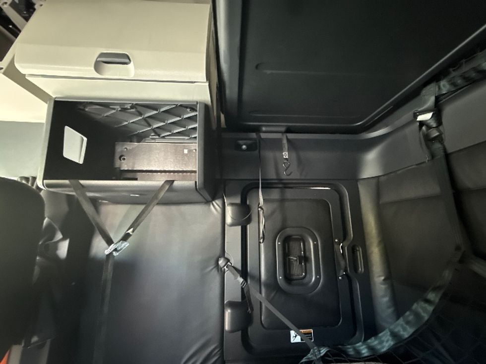 Sleeper Tractor-Heavy Duty Tractors-Freightliner-2023-T12664ST-Fontana-CA-732,558\n\t\tmiles-$ 53,000 - Image 19