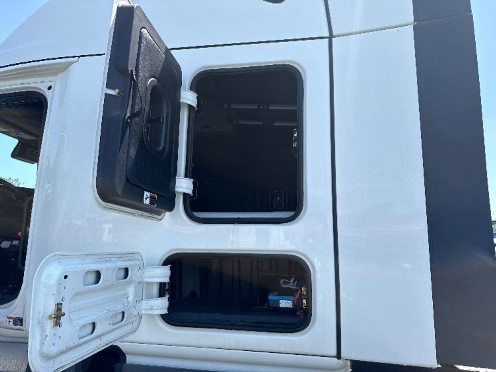 Sleeper Tractor-Heavy Duty Tractors-Freightliner-2023-T12664ST-Fontana-CA-732,558\n\t\tmiles-$ 53,000 - Image 23