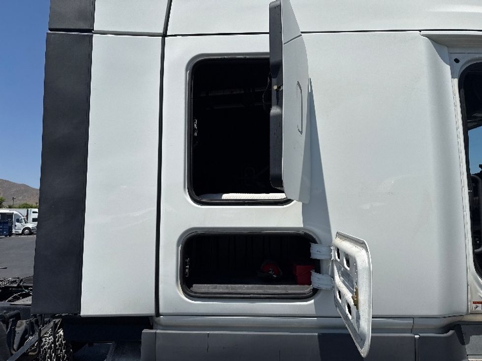 Sleeper Tractor-Heavy Duty Tractors-Freightliner-2023-T12664ST-Fontana-CA-732,558\n\t\tmiles-$ 53,000 - Image 25