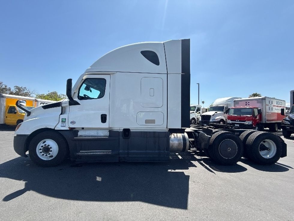 Sleeper Tractor-Heavy Duty Tractors-Freightliner-2023-T12664ST-Fontana-CA-732,558\n\t\tmiles-$ 53,000 - Image 4