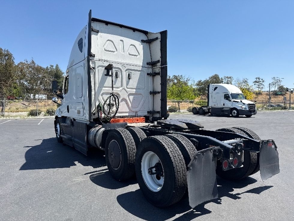 Sleeper Tractor-Heavy Duty Tractors-Freightliner-2023-T12664ST-Fontana-CA-732,558\n\t\tmiles-$ 53,000 - Image 5