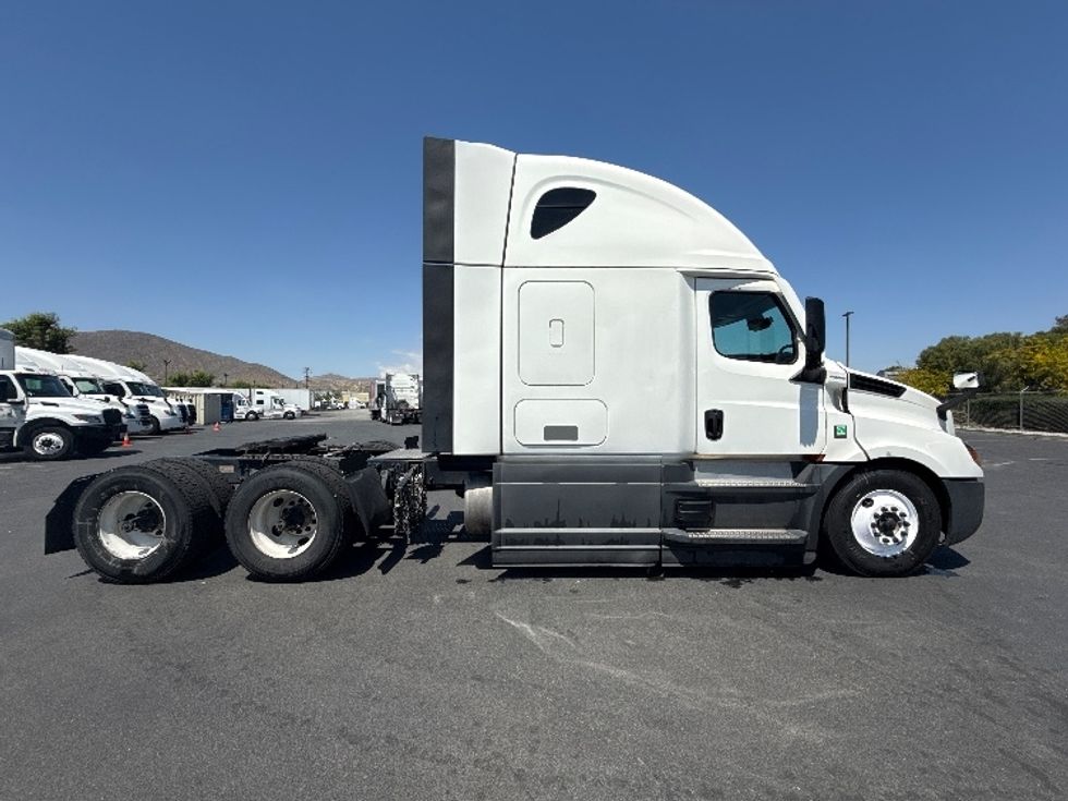Sleeper Tractor-Heavy Duty Tractors-Freightliner-2023-T12664ST-Fontana-CA-732,558\n\t\tmiles-$ 53,000 - Image 8