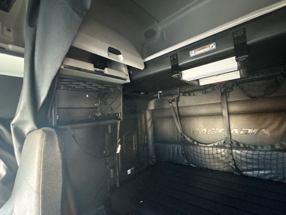 Sleeper Tractor-Heavy Duty Tractors-Freightliner-2023-T12664ST-Fontana-CA-732,665\n\t\tmiles-$ 55,250 - Image 18