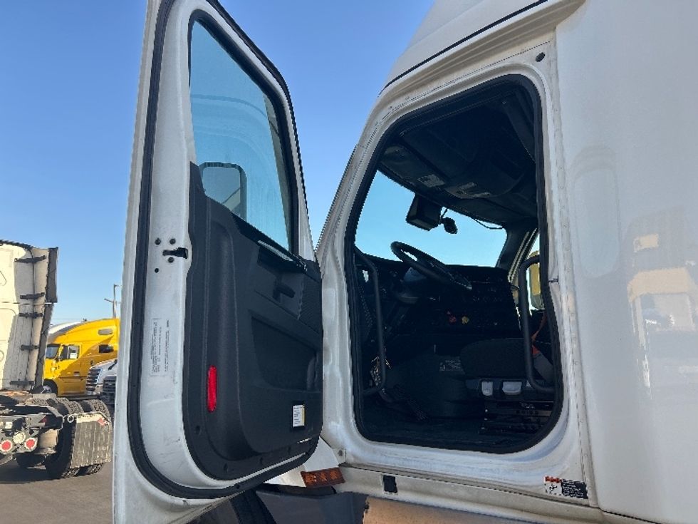 Sleeper Tractor-Heavy Duty Tractors-Freightliner-2023-T12664ST-Fontana-CA-732,665\n\t\tmiles-$ 55,250 - Image 9