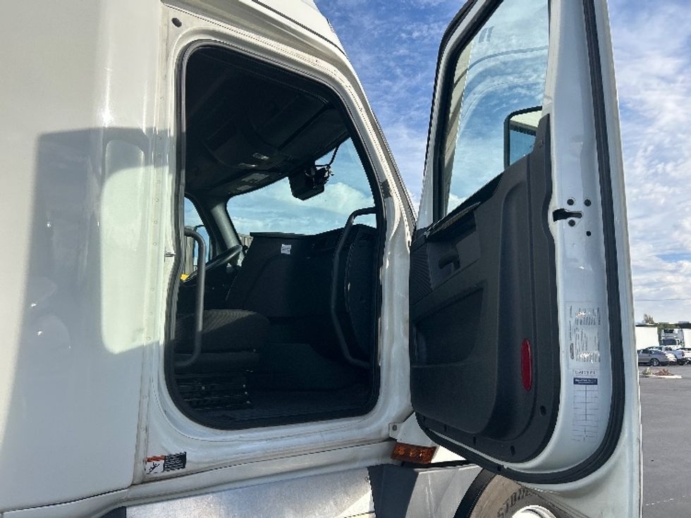 Sleeper Tractor-Heavy Duty Tractors-Freightliner-2023-T12664ST-Fontana-CA-743,064\n\t\tmiles-$ 54,250 - Image 13