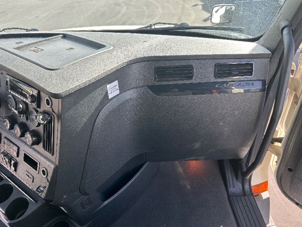 Sleeper Tractor-Heavy Duty Tractors-Freightliner-2023-T12664ST-Fontana-CA-743,064\n\t\tmiles-$ 54,250 - Image 14